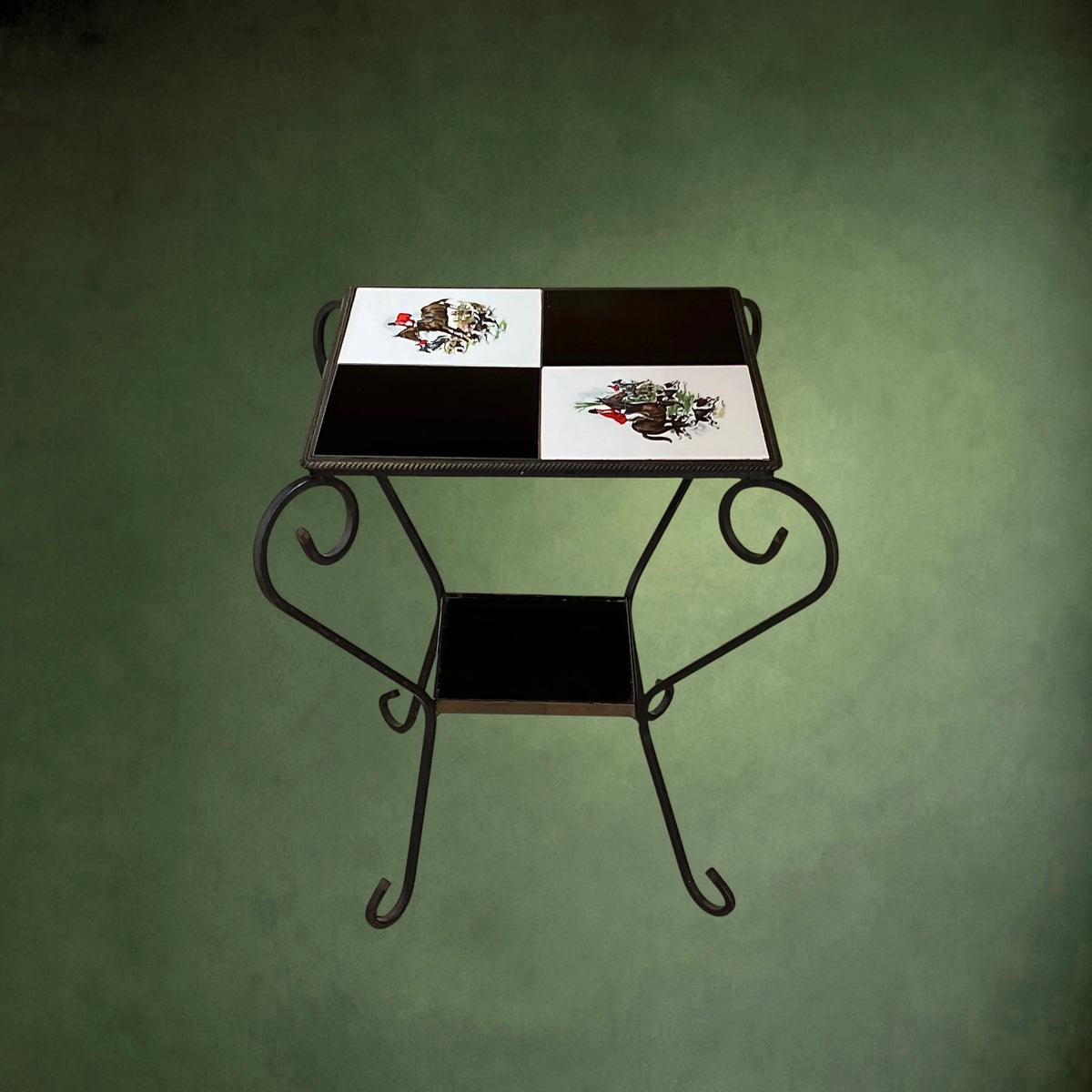 Table d’Appoint en Fer Forgé et Céramique Mettlach à Décor Équestre – Années 50-60