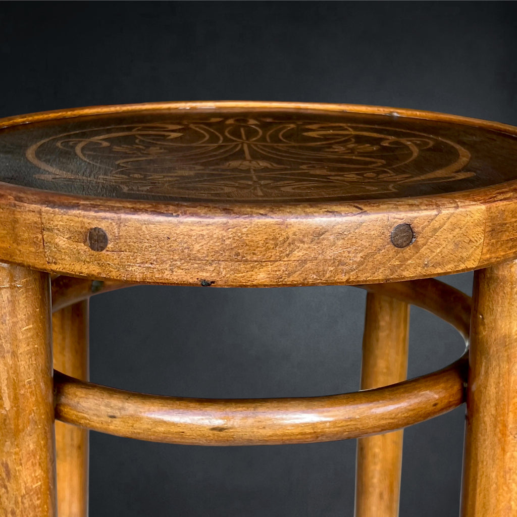 Ancien Tabouret Haut de Bistrot en Bois Courbé et Plateau à Décor Floral, Style Thonet – Vers 1900