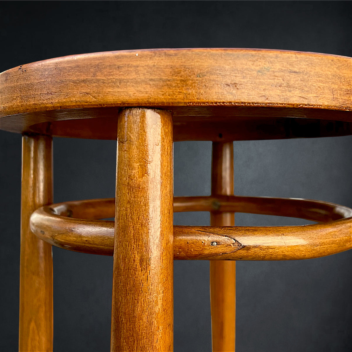 Ancien Tabouret Haut de Bistrot en Bois Courbé et Plateau à Décor Floral, Style Thonet – Vers 1900