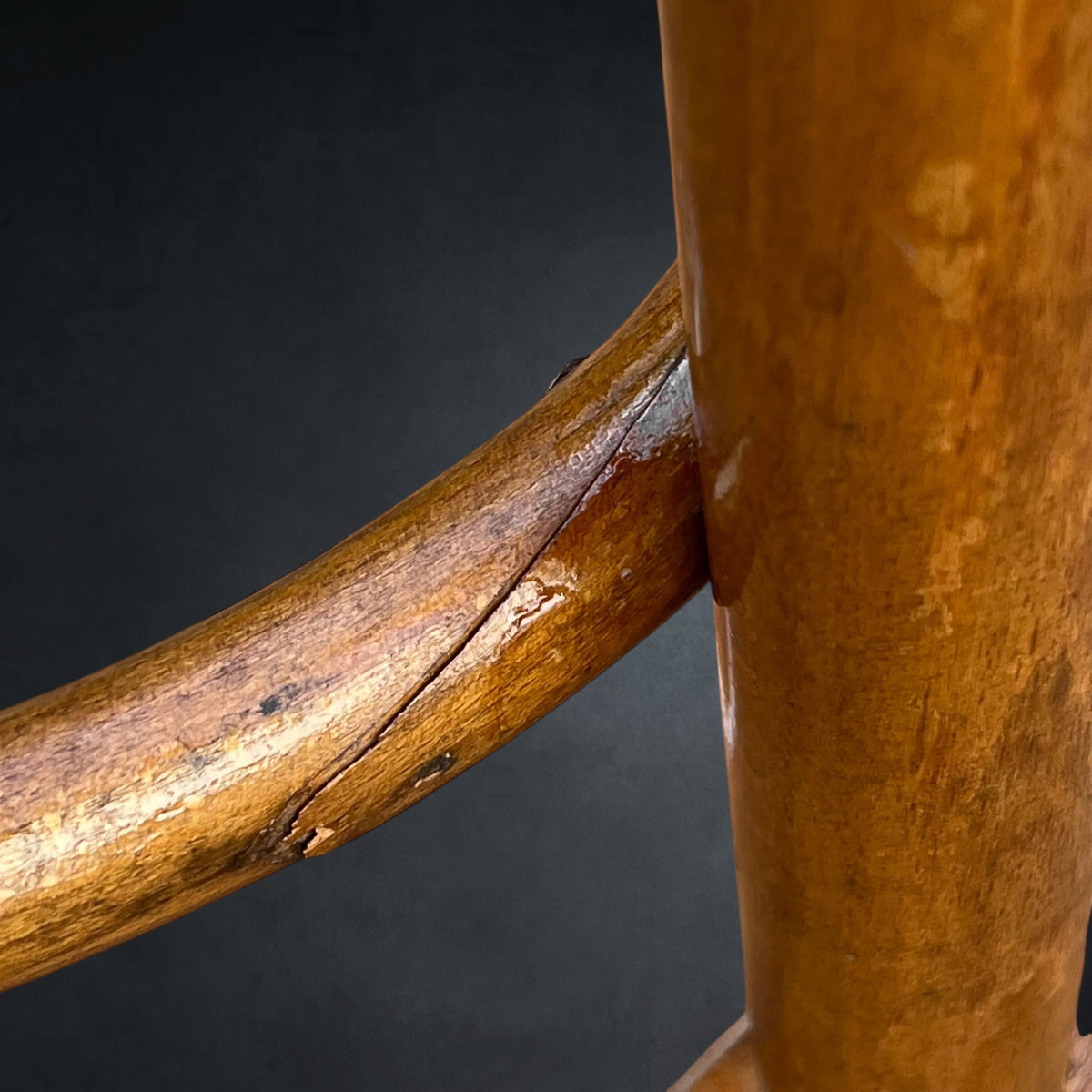 Ancien Tabouret Haut de Bistrot en Bois Courbé et Plateau à Décor Floral, Style Thonet – Vers 1900