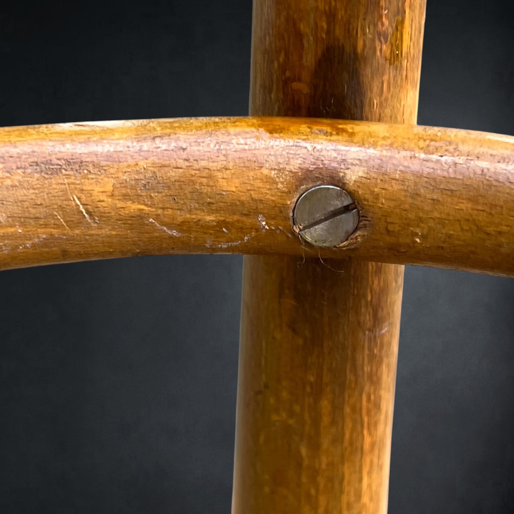 Ancien Tabouret Haut de Bistrot en Bois Courbé et Plateau à Décor Floral, Style Thonet – Vers 1900