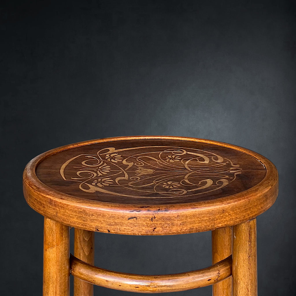 Ancien Tabouret Haut de Bistrot en Bois Courbé et Plateau à Décor Floral, Style Thonet – Vers 1900